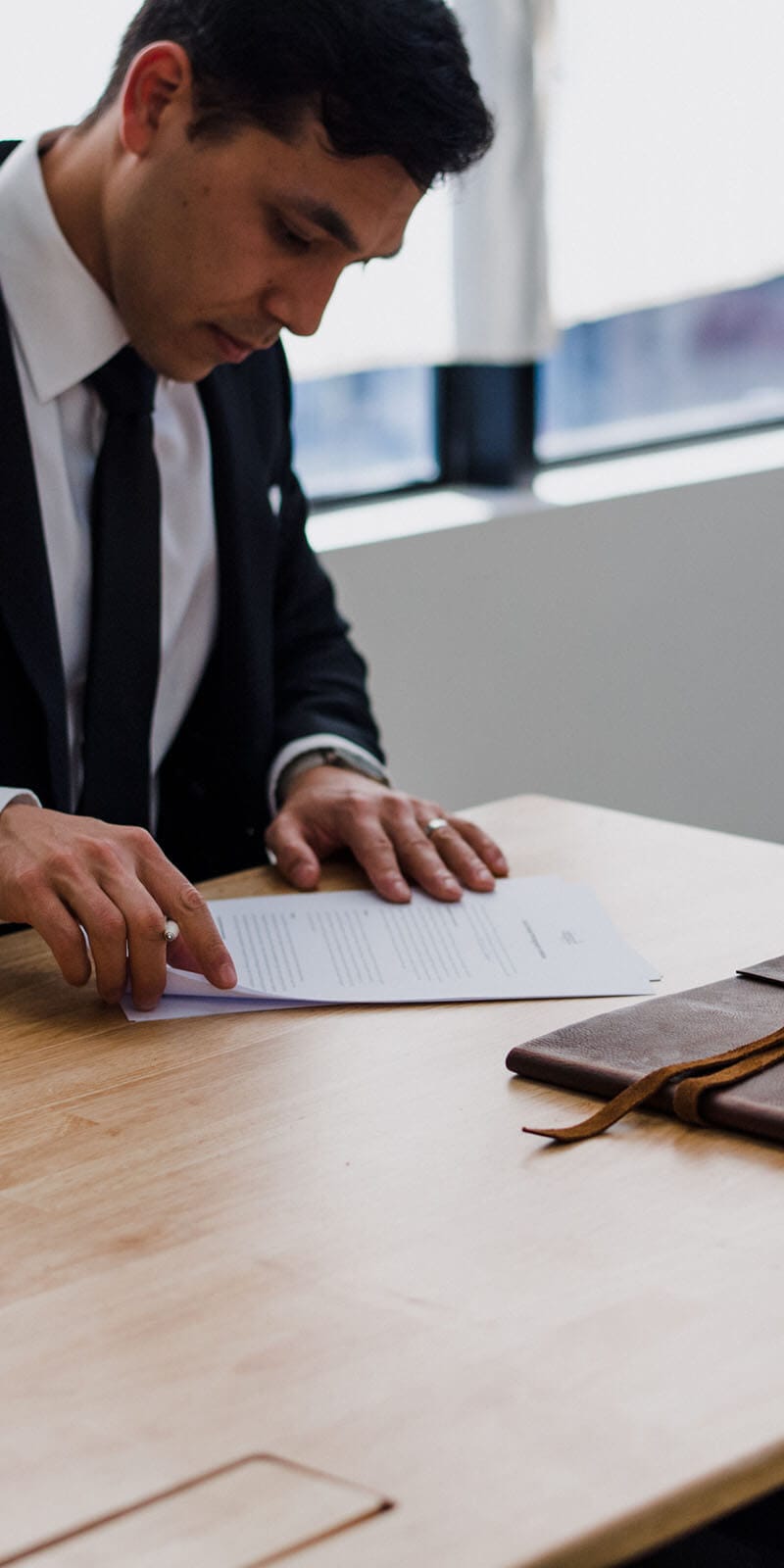 imagen de abogado leyendo documentos